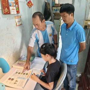 Ấm áp tình thầy trò: Thầy Đồng và Thầy Mười trao tặng góc học tập cho em Lê Thị Hồng Thoa (7A1)