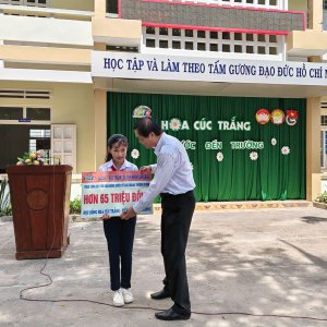 ÁNH SÁNG TỪ NHỮNG TẤM LÒNG VÀNG: CHƯƠNG TRÌNH "HOA CÚC TRẮNG – TIẾP BƯỚC ĐẾN TRƯỜNG" THÀNH CÔNG RỰC RỠ