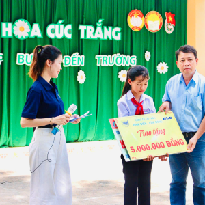 Trao học bổng Hoa Cúc Trắng tháng 10/2025