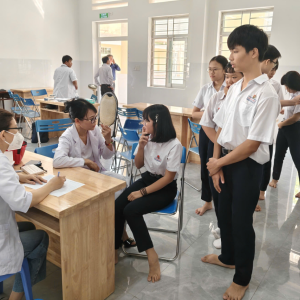 TRƯỜNG THCS NGUYỄN ĐÌNH CHIỂU PHỐI HỢP TỔ CHỨC KHÁM SỨC KHỎE ĐỊNH KỲ CHO HỌC SINH TOÀN TRƯỜNG