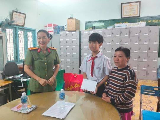 Hội phụ nữ cơ sở ghép công an Bình Thuận trao quà Tết