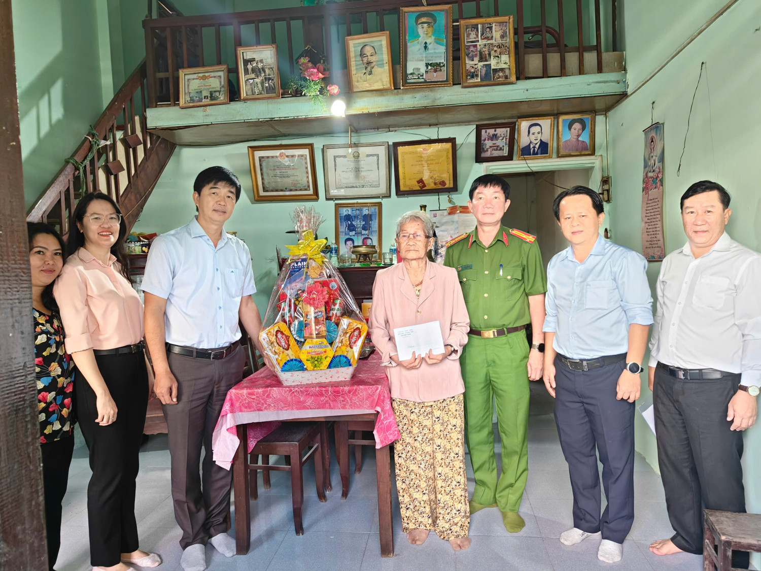 TỔ CHỨC HOẠT ĐỘNG THĂM, TẶNG QUÀ NHÂN DỊP KỶ NIỆM MỪNG XUÂN ẤT TỴ 2025.