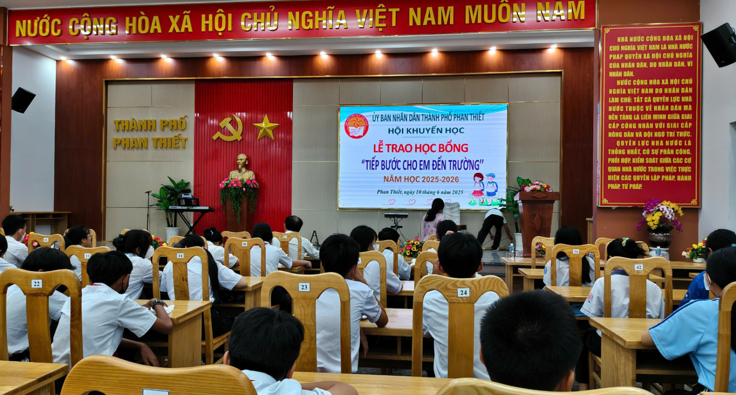 HỌC SINH TRƯỜNG THCS NGUYỄN ĐÌNH CHIỂU VINH DỰ NHẬN HỌC BỔNG "TIẾP BƯỚC CHO EM ĐẾN TRƯỜNG" NĂM HỌC 2025-2026