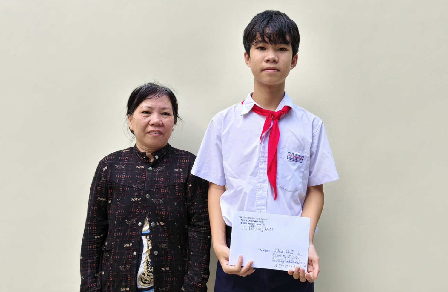 HỘI PHỤ NỮ CƠ SỞ GHÉP PA08 – CÔNG AN TỈNH LÂM ĐỒNG TRAO HỌC BỔNG VÀ QUÀ TẶNG CHO EM VÕ MINH THÀNH NHÂN THÁNG HÀNH ĐỘNG VÌ TRẺ EM