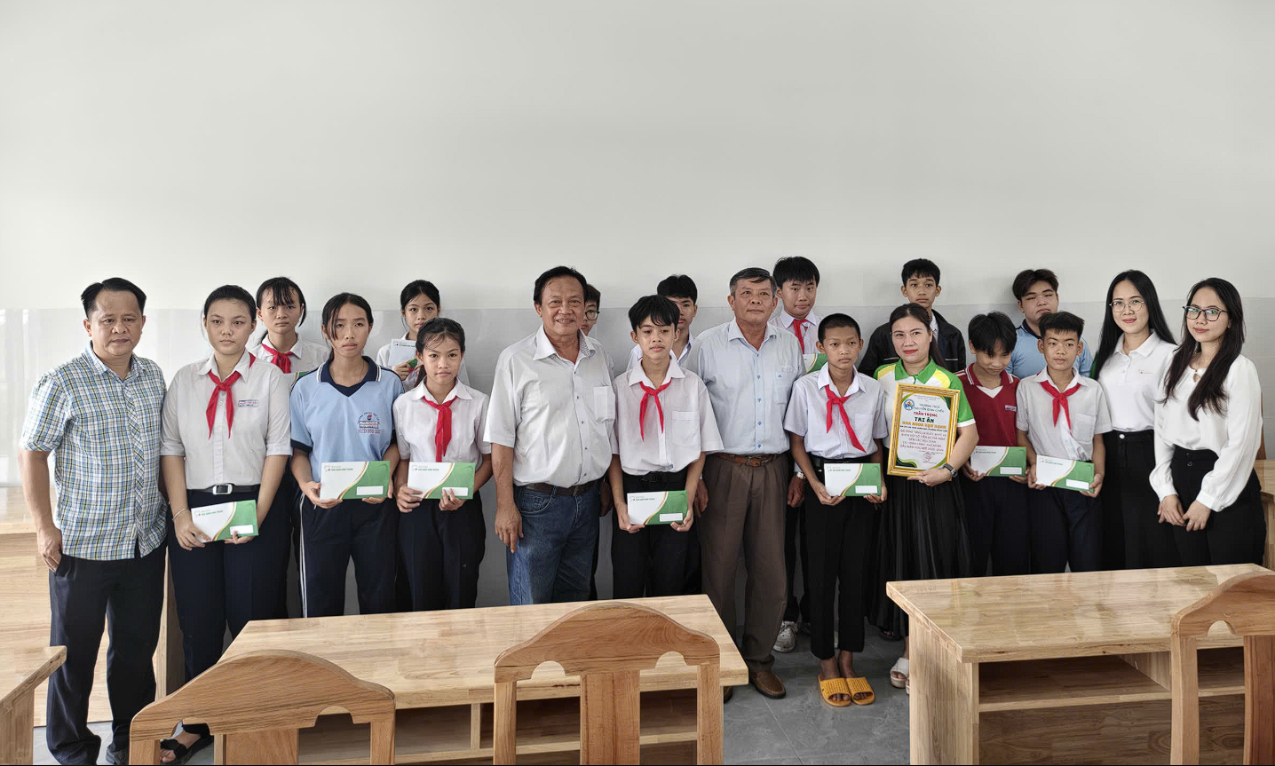 TRAO TẶNG BHYT VÀ BHTN CHO HỌC SINH CÓ HOÀN CẢNH KHÓ KHĂN ĐẦU NĂM HỌC 2025 – 2026