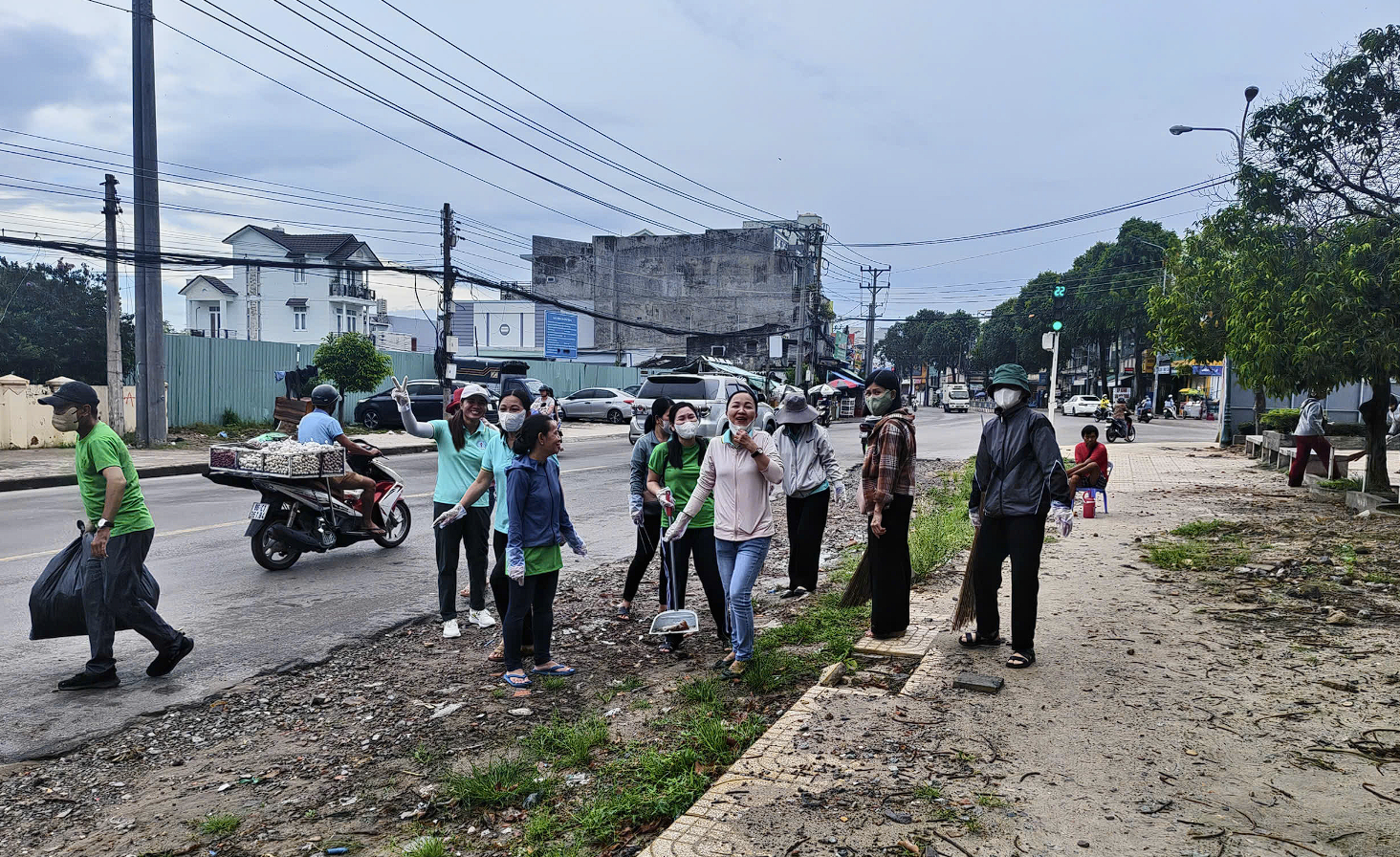 Các thầy cô hăng hái tham gia làm sạch tuyến đường được phân công.