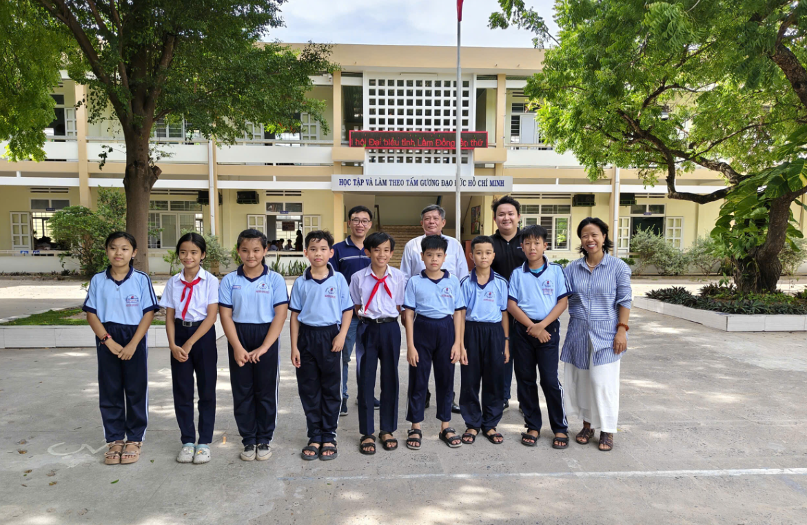 Trường THCS Nguyễn Đình Chiểu Tiếp Nhận Tài Trợ 10 Bộ Máy Vi Tính, Hướng Tới Xây Dựng Thư Viện Điện Tử