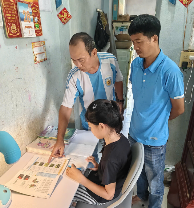 Ấm áp tình thầy trò: Thầy Đồng và Thầy Mười trao tặng góc học tập cho em Lê Thị Hồng Thoa (7A1)