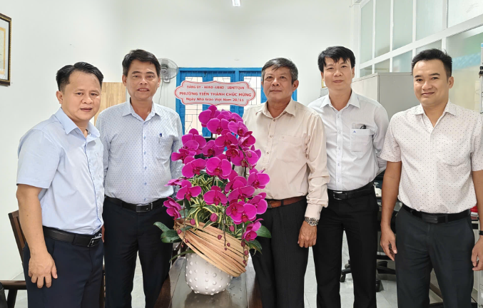 ĐOÀN CÔNG TÁC UBND PHƯỜNG TIẾN THÀNH ĐẾN THĂM VÀ CHÚC MỪNG TRƯỜNG THCS NGUYỄN ĐÌNH CHIỂU NHÂN NGÀY 20/11