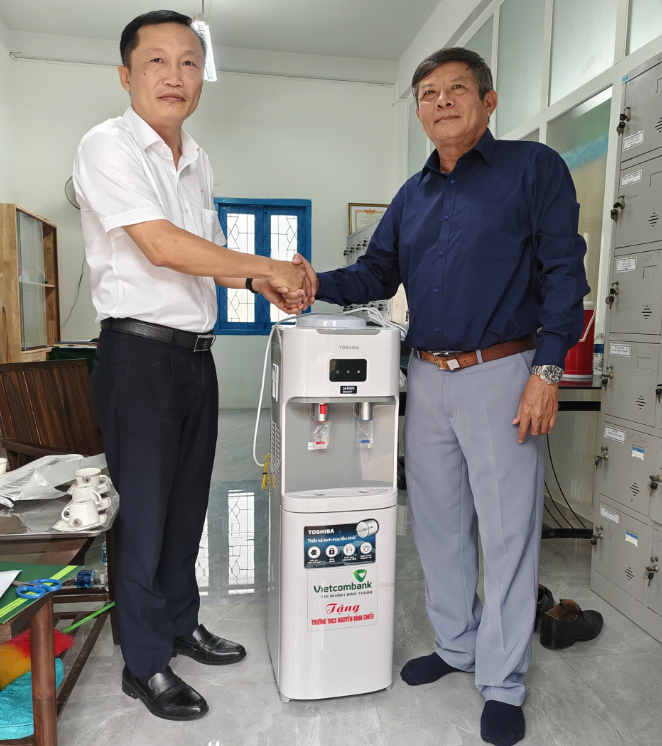 Vietcombank Bình Thuận thăm và chúc mừng Trường THCS Nguyễn Đình Chiểu nhân Ngày Nhà giáo Việt Nam 20/11