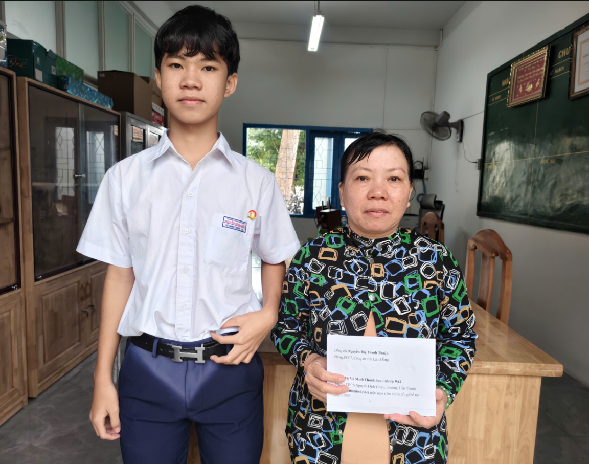 TIẾP SỨC ĐẾN TRƯỜNG CHO HỌC SINH CÓ HOÀN CẢNH KHÓ KHĂN