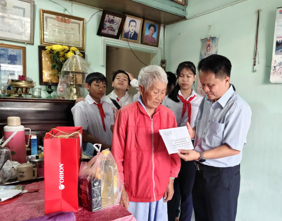 CHUYẾN THĂM VÀ TẶNG QUÀ GIA ĐÌNH CÓ CÔNG VỚI CÁCH MẠNG