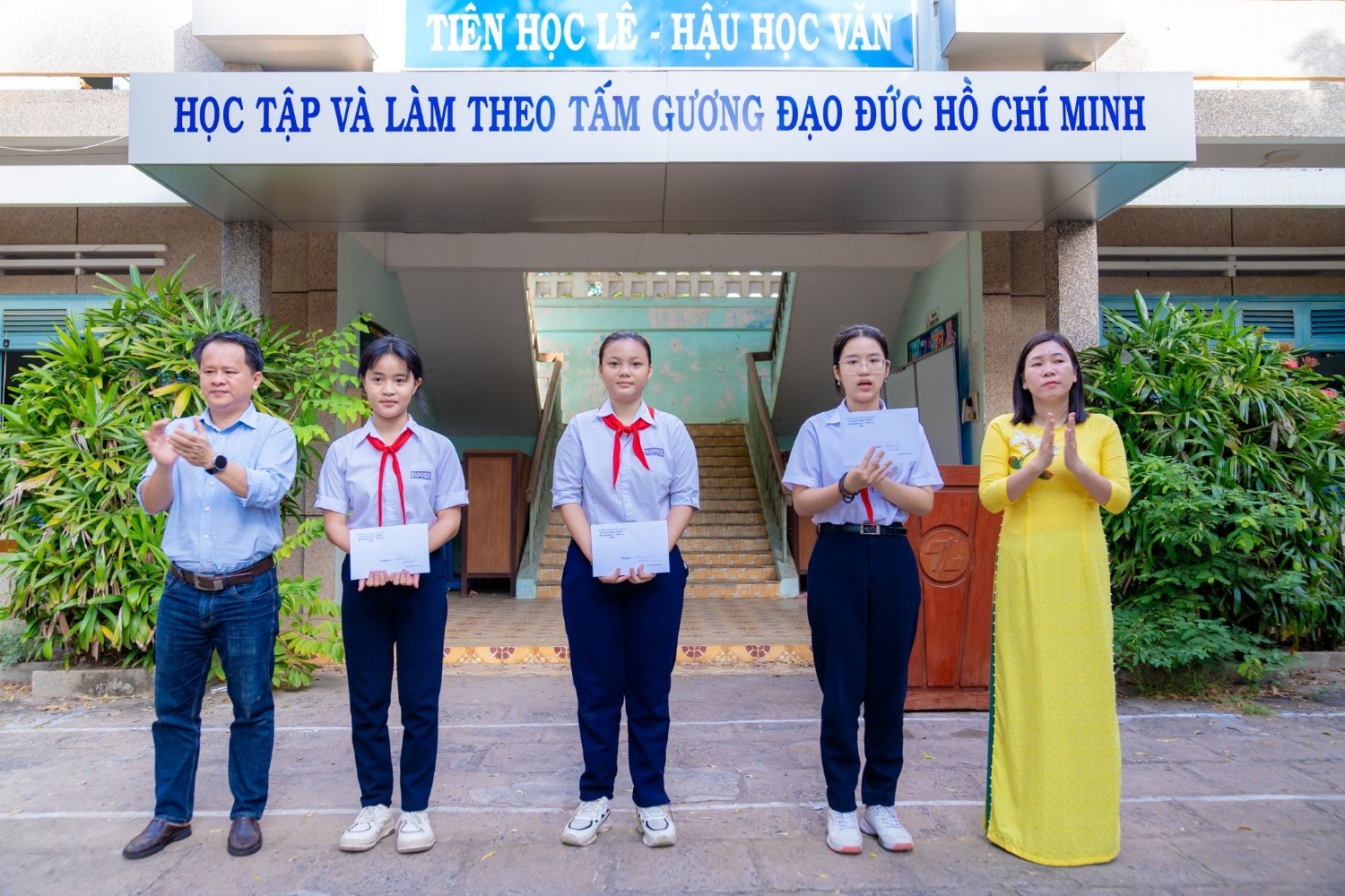 Sinh hoạt dưới cờ, chủ điểm "Tôn sư trọng đạo", năm học 2024-2024-2025