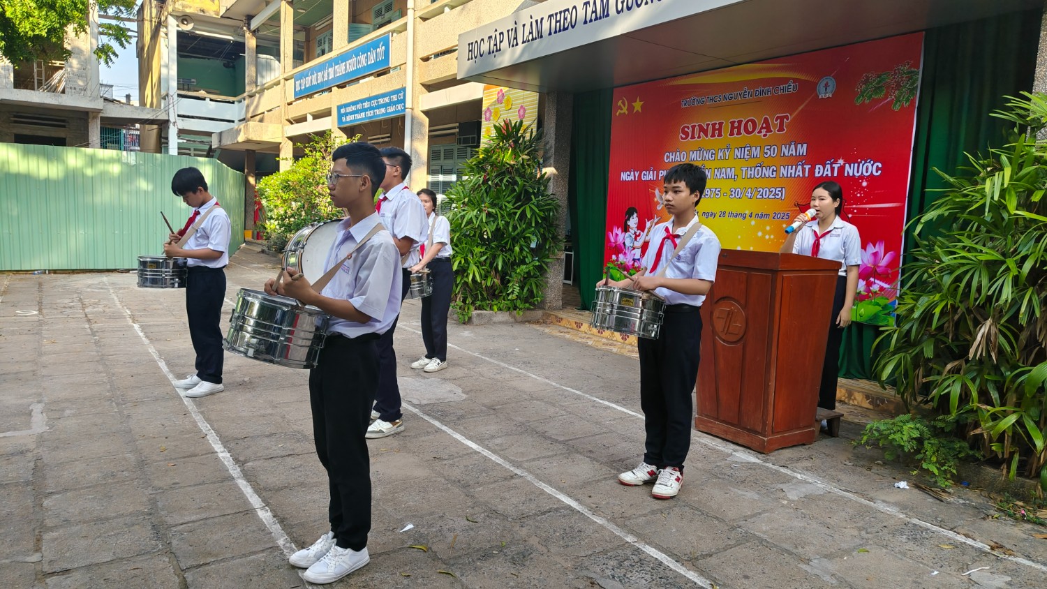 Chào cờ kỷ niệm 50 năm giải phóng miền Nam