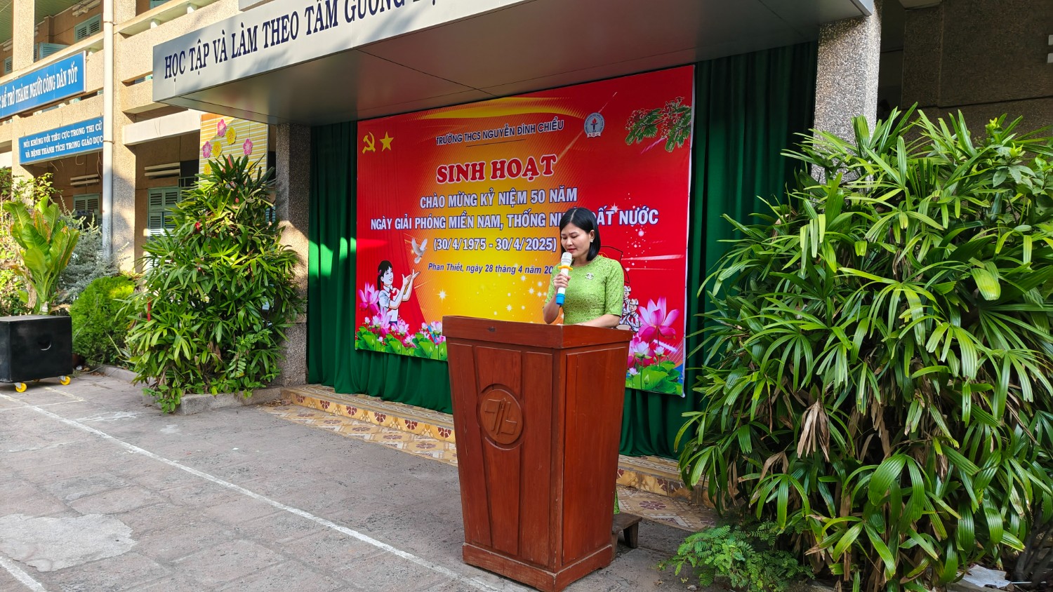 Chào cờ kỷ niệm 50 năm giải phóng miền Nam