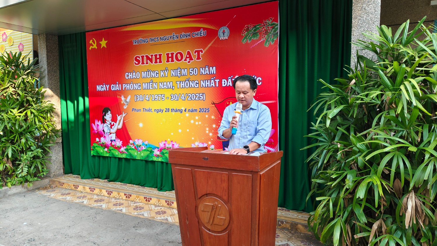 Chào cờ kỷ niệm 50 năm giải phóng miền Nam