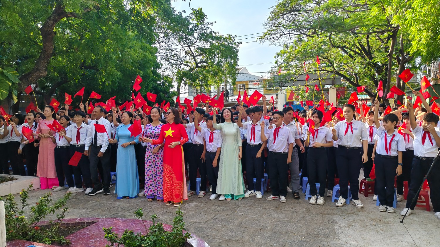 Chào cờ kỷ niệm 50 năm giải phóng miền Nam