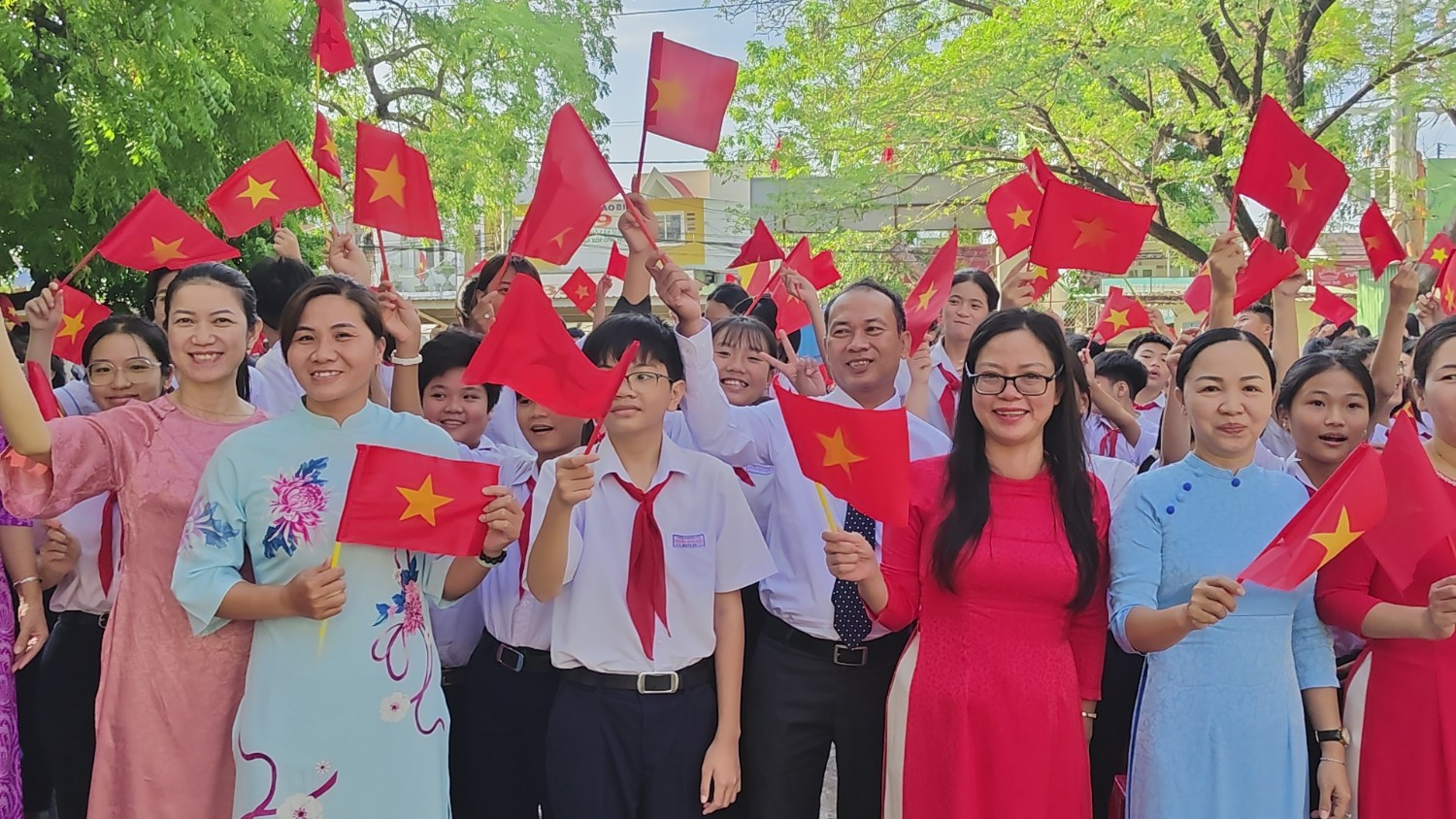 Chào cờ kỷ niệm 50 năm giải phóng miền Nam