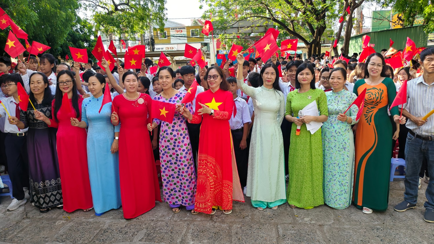 Chào cờ kỷ niệm 50 năm giải phóng miền Nam