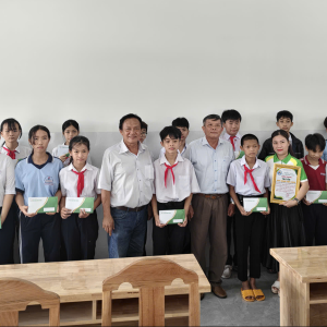 TRAO TẶNG BHYT VÀ BHTN CHO HỌC SINH CÓ HOÀN CẢNH KHÓ KHĂN ĐẦU NĂM HỌC 2025 – 2026