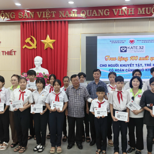 Học sinh trường THCS Nguyễn Đình Chiểu lên nhận học bổng