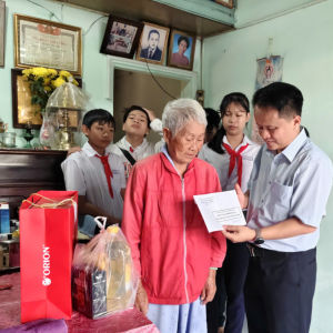 CHUYẾN THĂM VÀ TẶNG QUÀ GIA ĐÌNH CÓ CÔNG VỚI CÁCH MẠNG