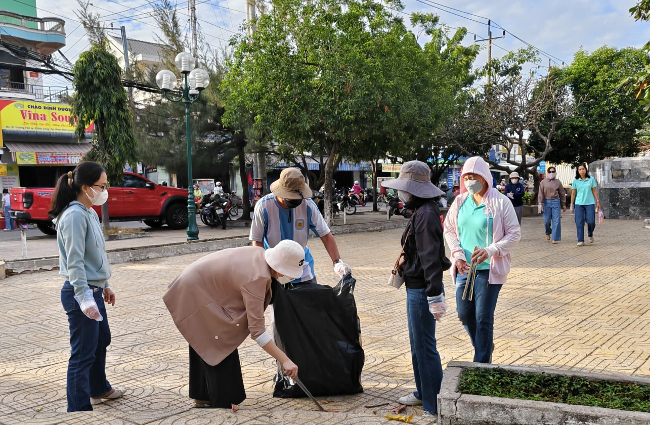 Trường THCS Nguyễn Đình Chiểu Ra Quân Vệ Sinh Môi Trường