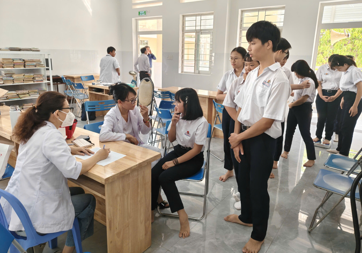 TRƯỜNG THCS NGUYỄN ĐÌNH CHIỂU PHỐI HỢP TỔ CHỨC KHÁM SỨC KHỎE ĐỊNH KỲ CHO HỌC SINH TOÀN TRƯỜNG