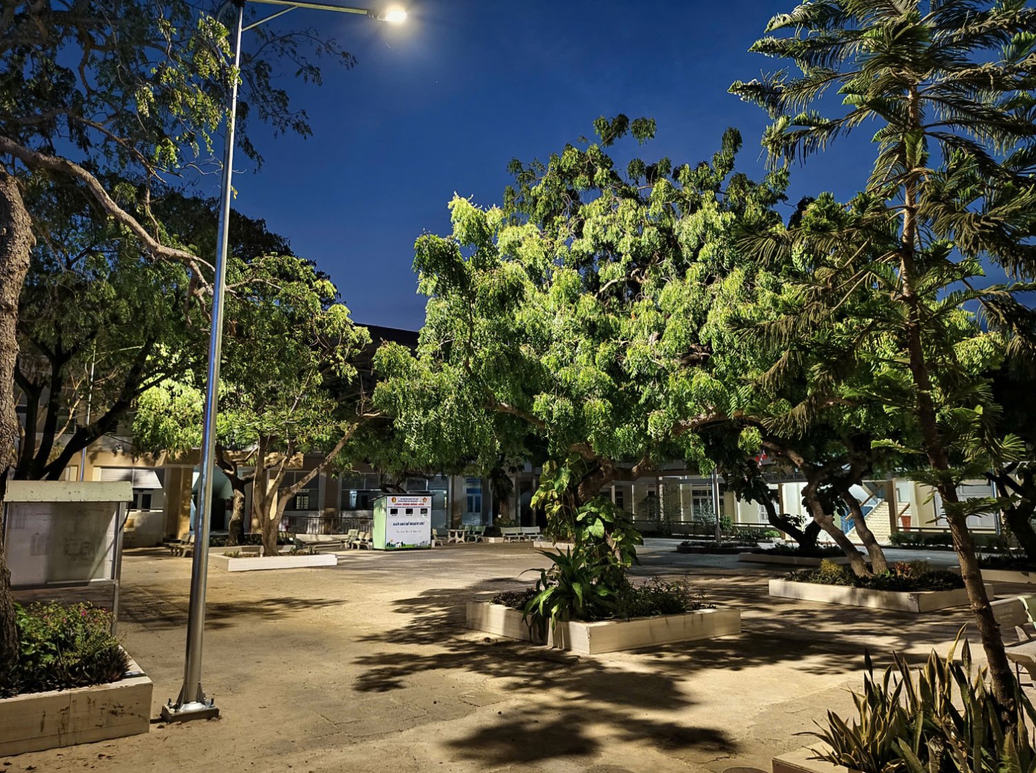 TRƯỜNG THCS NGUYỄN ĐÌNH CHIỂU LẮP ĐẶT HỆ THỐNG CHIẾU SÁNG BẰNG NĂNG LƯỢNG MẶT TRỜI