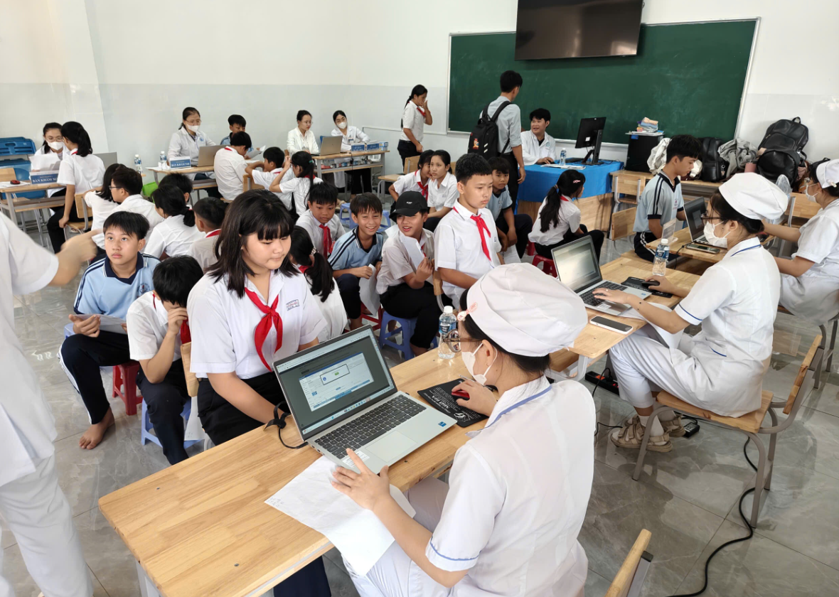 TRƯỜNG THCS NGUYỄN ĐÌNH CHIỂU TỔ CHỨC KHÁM SỨC KHỎE ĐỊNH KỲ CHO HỌC SINH NĂM 2026