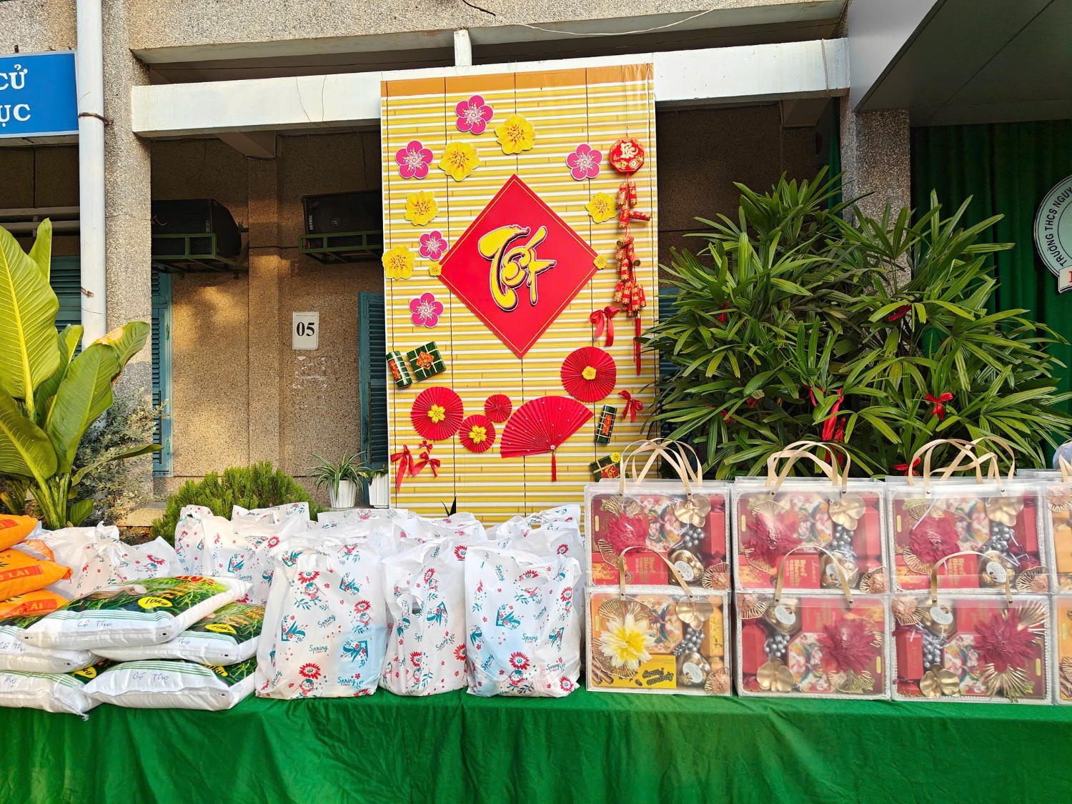 Trao quà Tết cho các em học sinh có hoàn cảnh khó khăn, Năm học 2024 - 2025