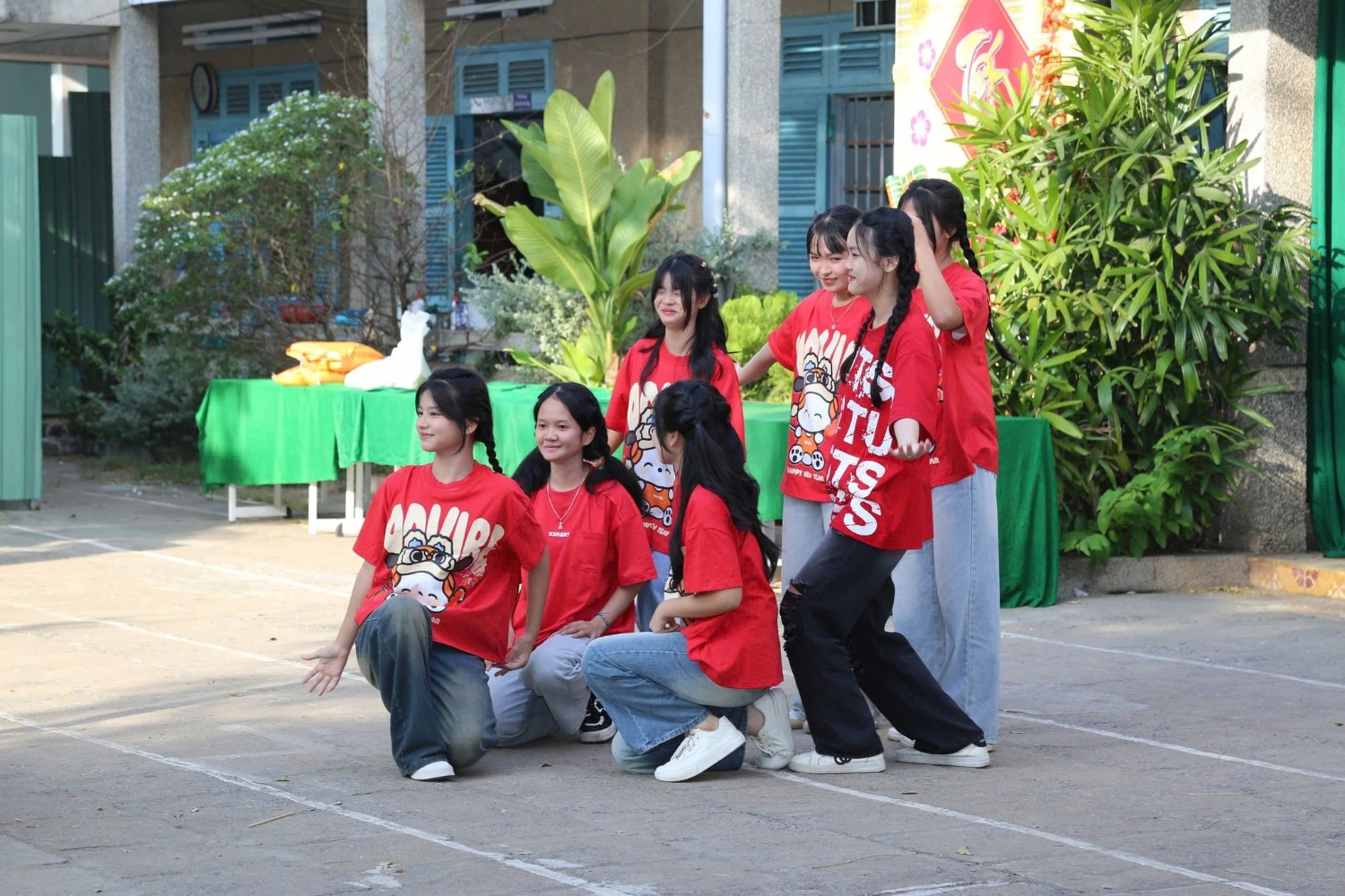 Trao quà Tết cho các em học sinh có hoàn cảnh khó khăn, Năm học 2024 - 2025