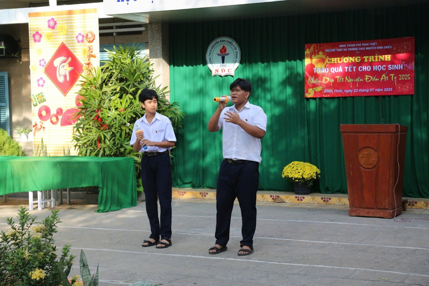 Trao quà Tết cho các em học sinh có hoàn cảnh khó khăn, Năm học 2024 - 2025