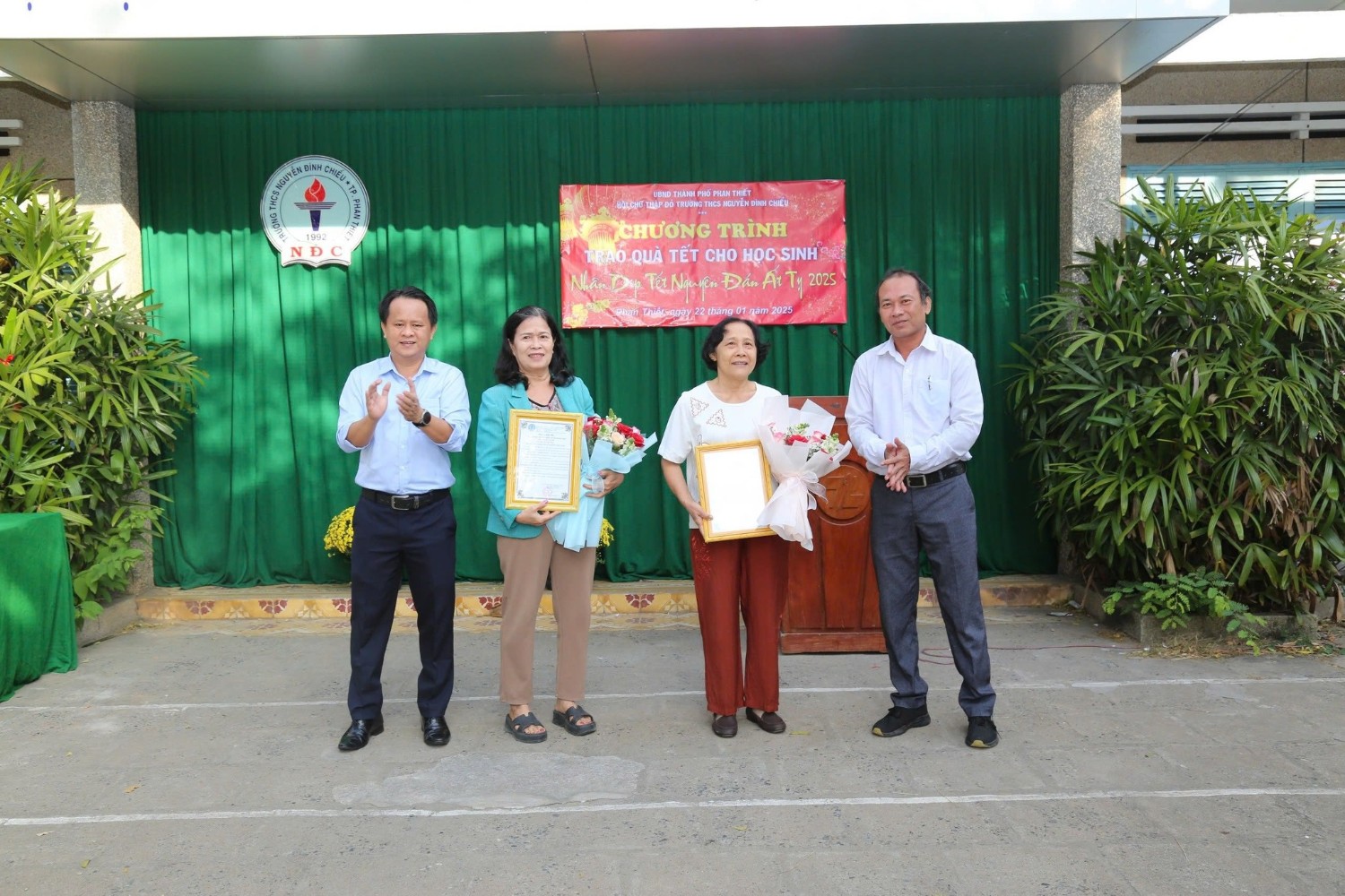 Trao quà Tết cho các em học sinh có hoàn cảnh khó khăn, Năm học 2024 - 2025