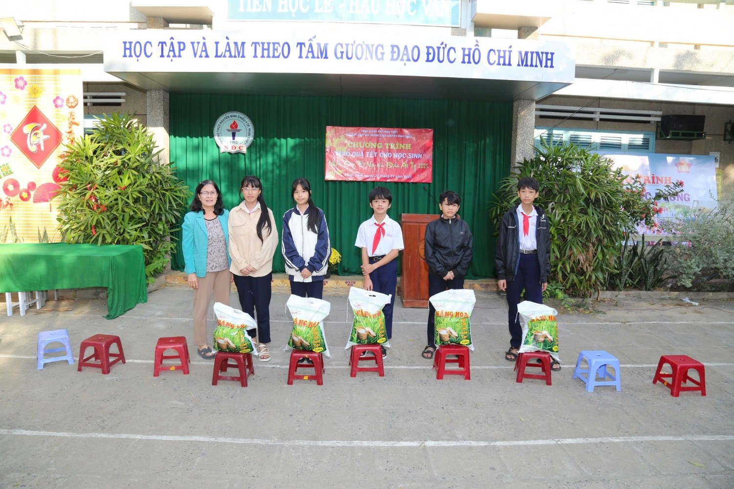 Trao quà Tết cho các em học sinh có hoàn cảnh khó khăn, Năm học 2024 - 2025