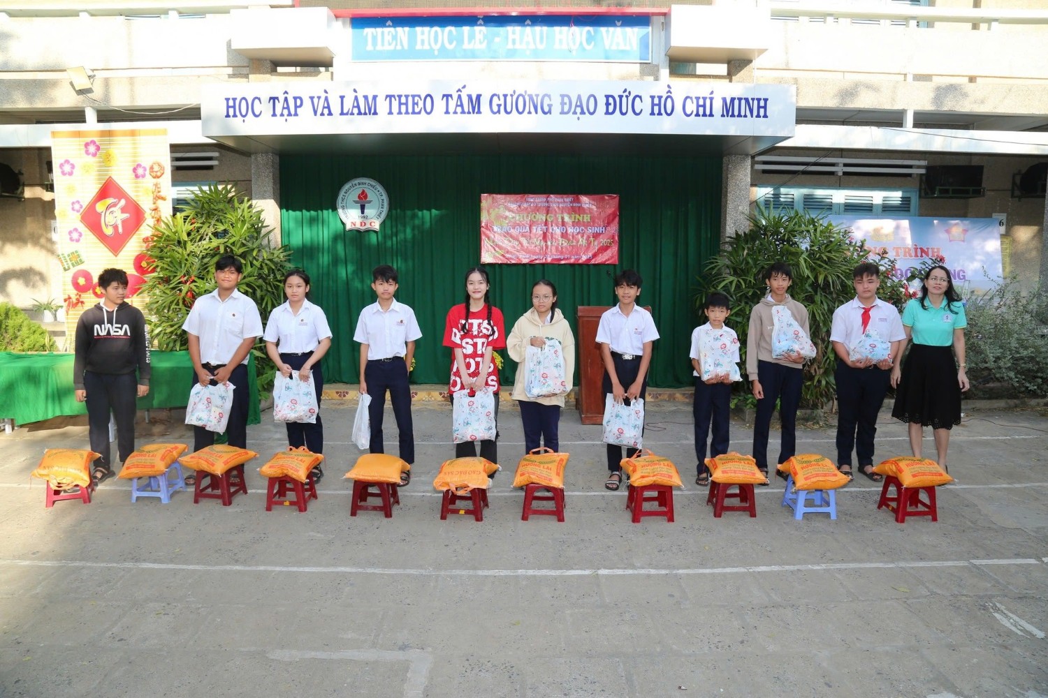 Trao quà Tết cho các em học sinh có hoàn cảnh khó khăn, Năm học 2024 - 2025