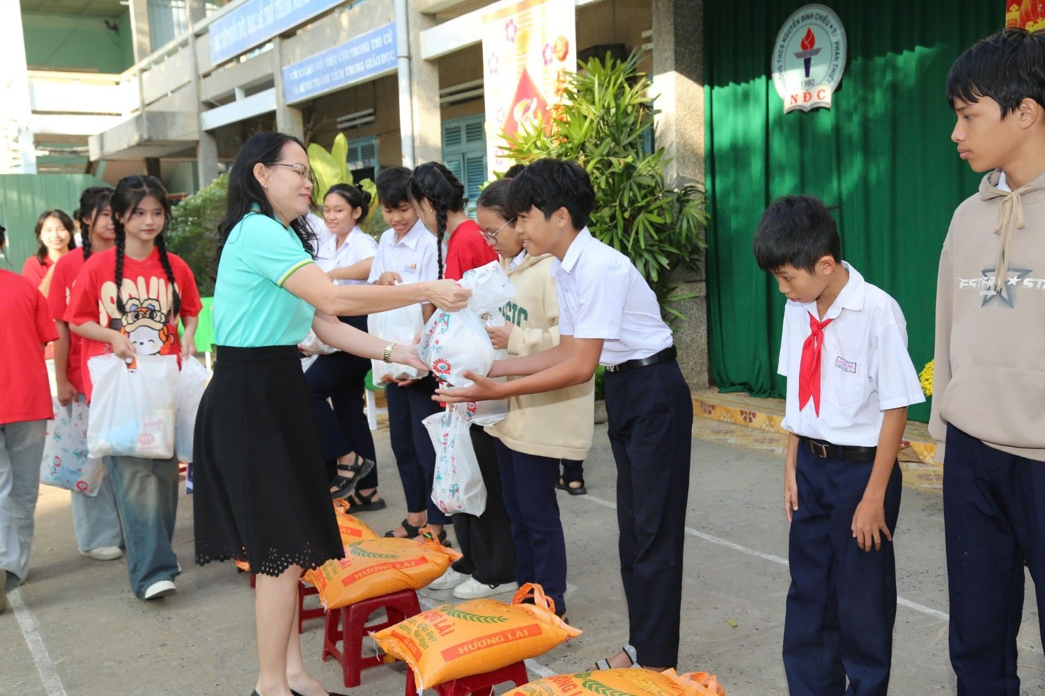 Trao quà Tết cho các em học sinh có hoàn cảnh khó khăn, Năm học 2024 - 2025