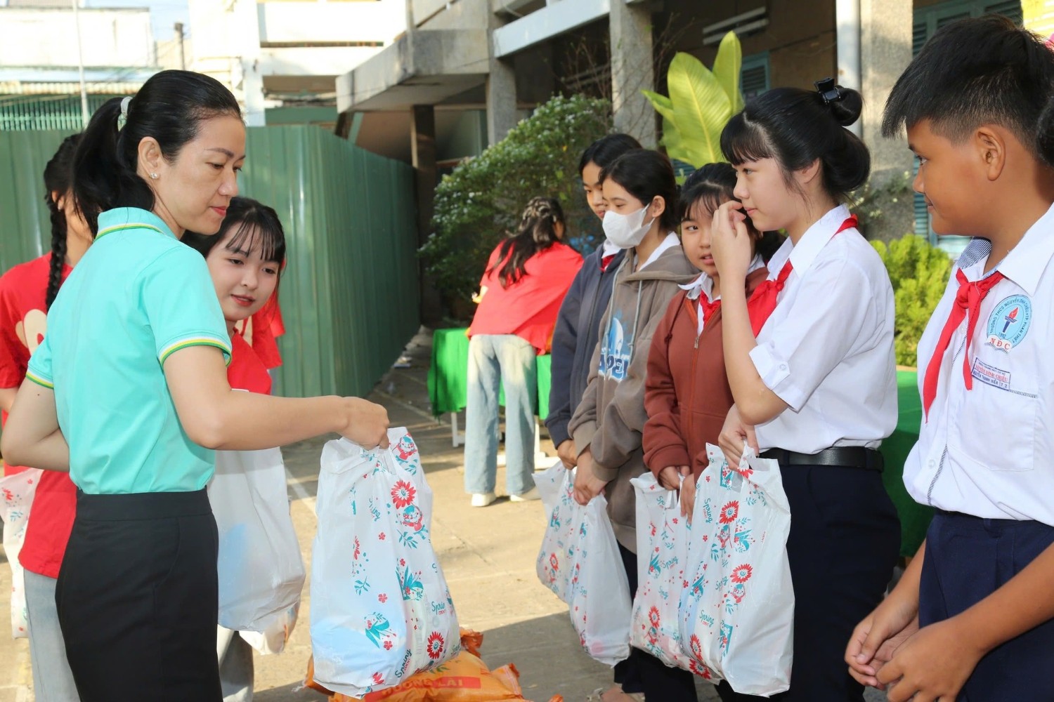 Trao quà Tết cho các em học sinh có hoàn cảnh khó khăn, Năm học 2024 - 2025