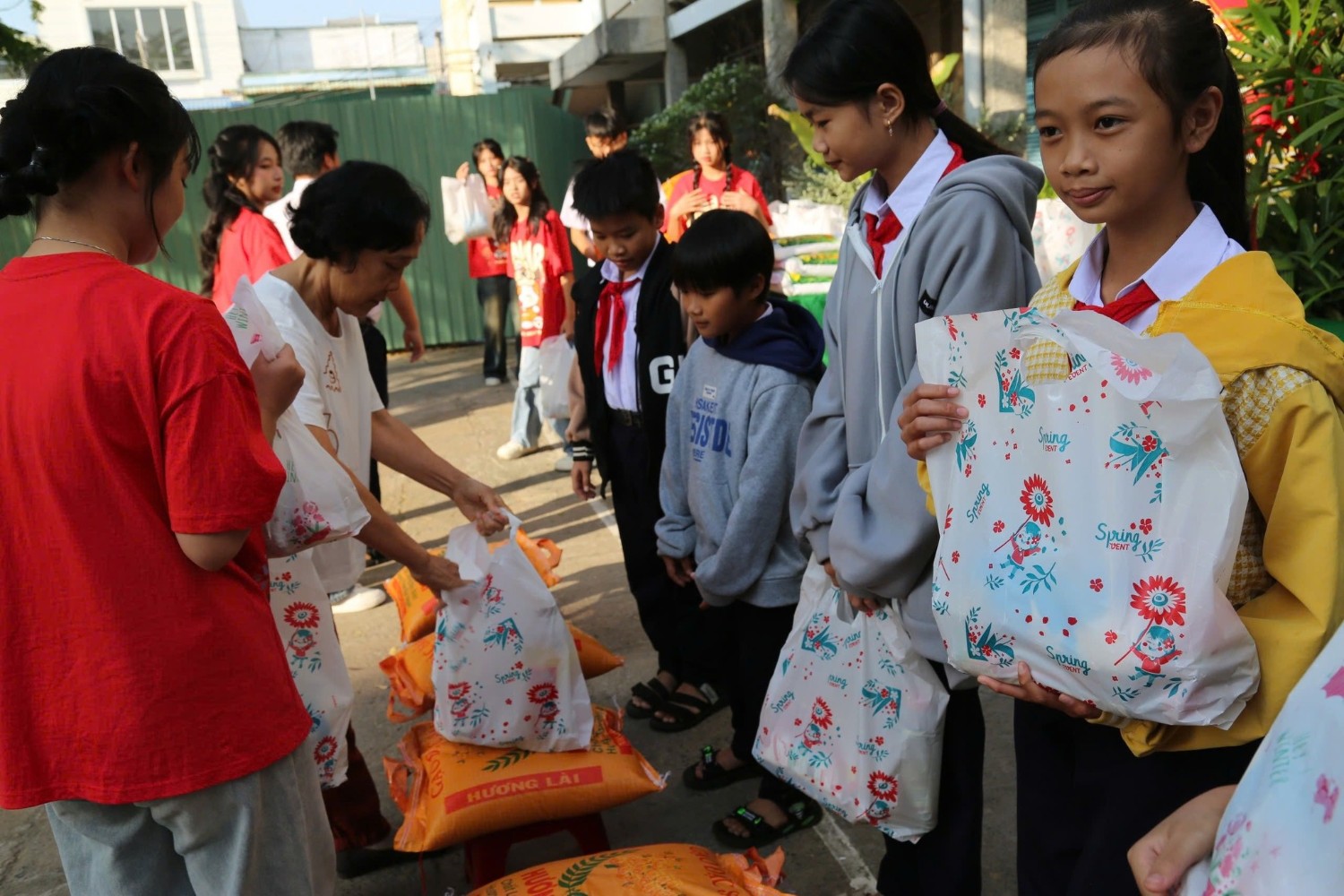 Trao quà Tết cho các em học sinh có hoàn cảnh khó khăn, Năm học 2024 - 2025