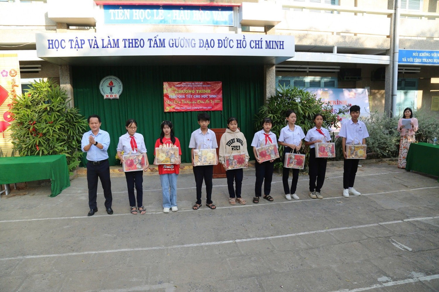 Trao quà Tết cho các em học sinh có hoàn cảnh khó khăn, Năm học 2024 - 2025