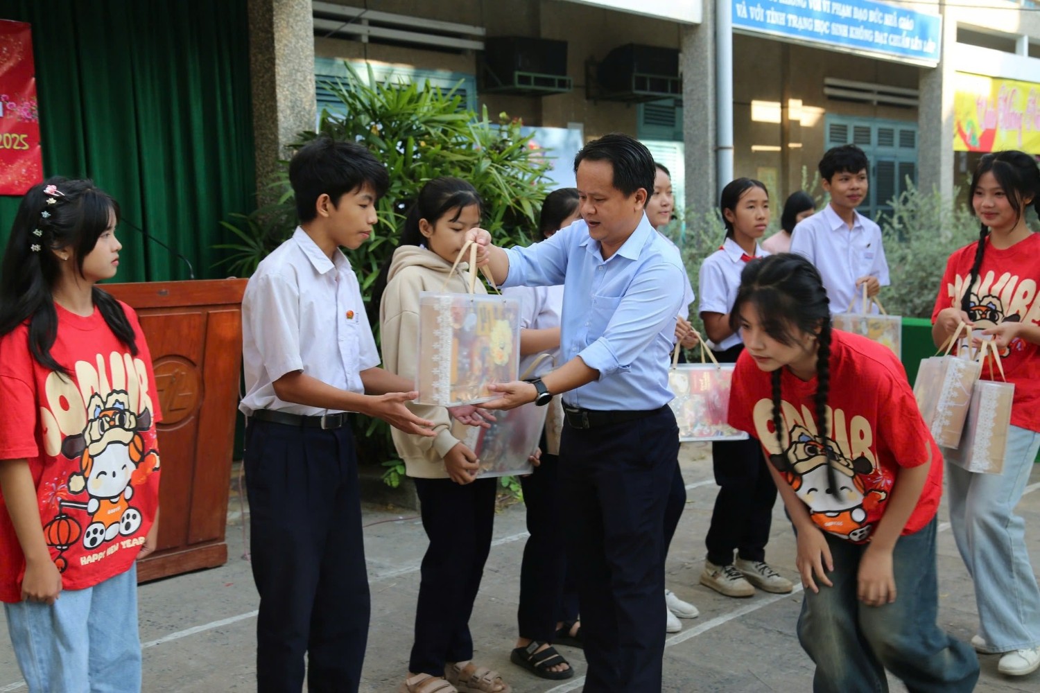 Trao quà Tết cho các em học sinh có hoàn cảnh khó khăn, Năm học 2024 - 2025