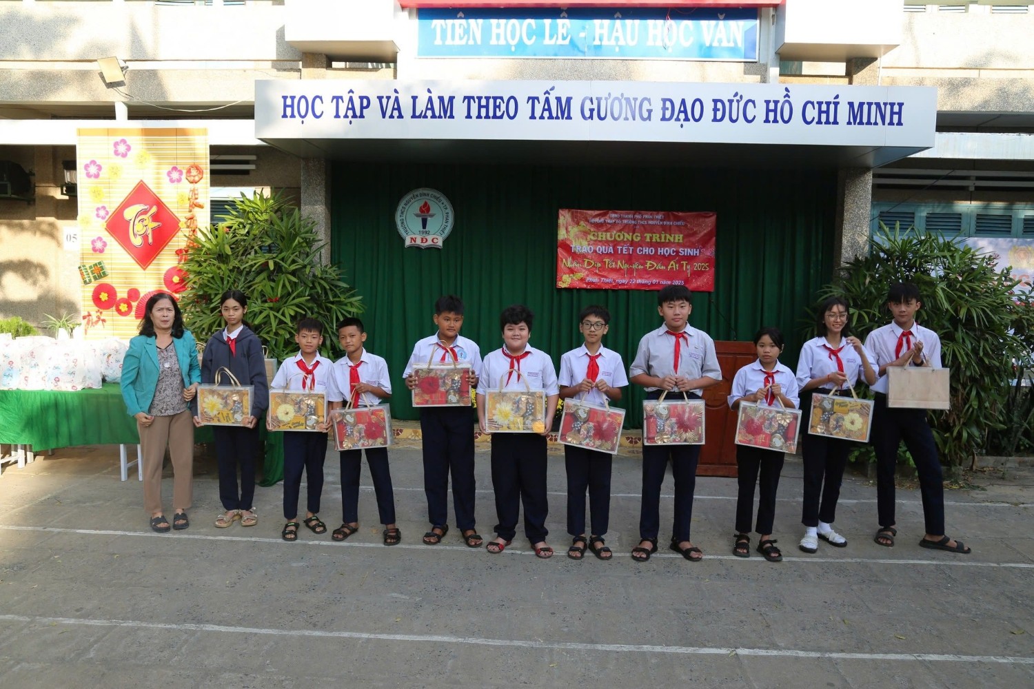 Trao quà Tết cho các em học sinh có hoàn cảnh khó khăn, Năm học 2024 - 2025