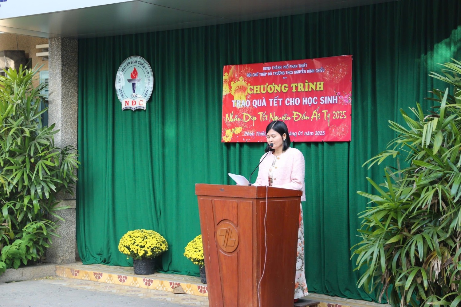 Trao quà Tết cho các em học sinh có hoàn cảnh khó khăn, Năm học 2024 - 2025