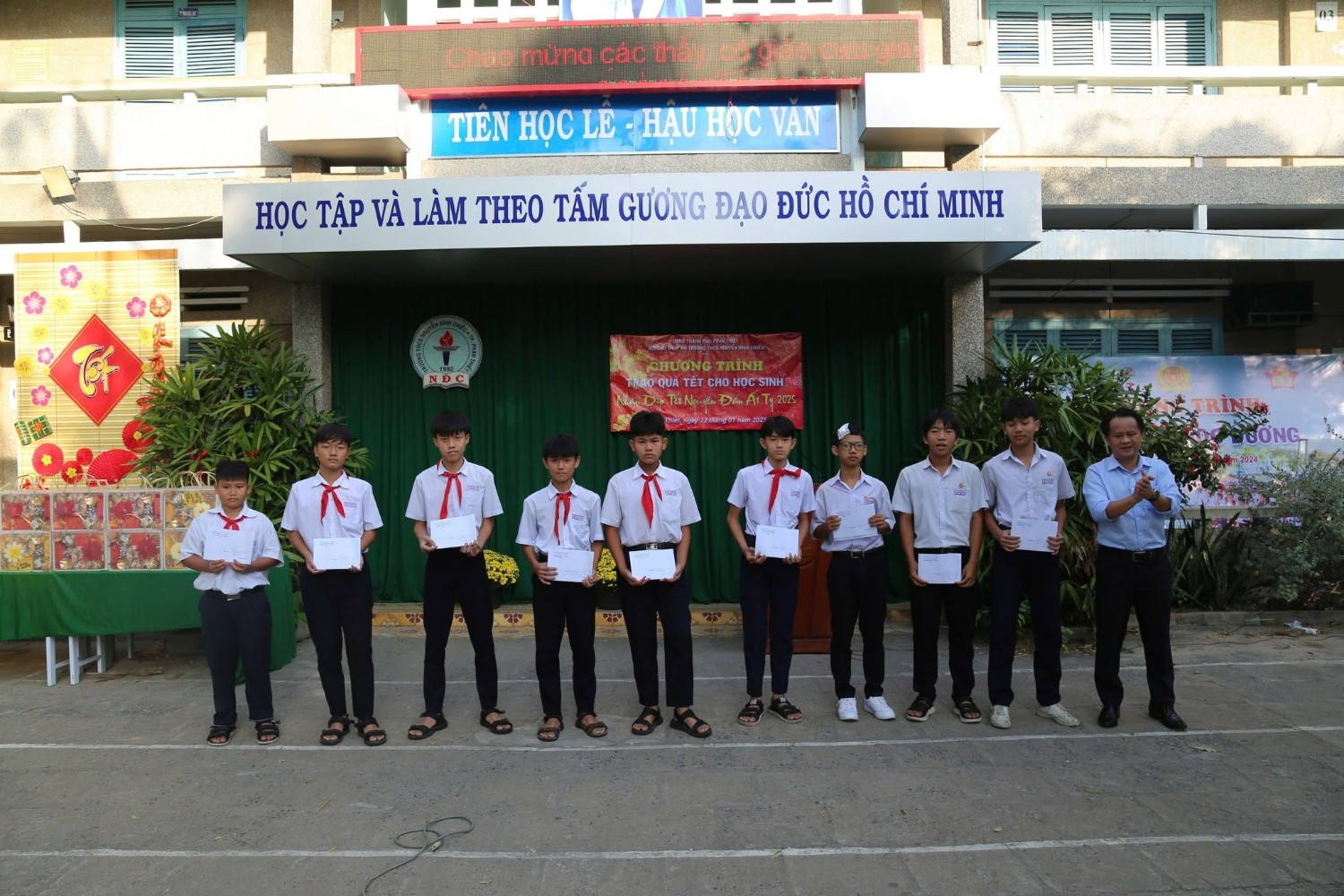 Trao quà Tết cho các em học sinh có hoàn cảnh khó khăn, Năm học 2024 - 2025